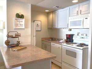Maui Kai Condos - No Resort Fees的厨房或小厨房
