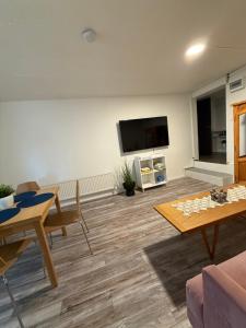 TV a/nebo společenská místnost v ubytování 2 bedroom apartment!