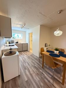 Kuchyň nebo kuchyňský kout v ubytování 2 bedroom apartment!
