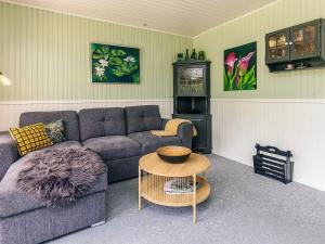 una sala de estar con un sofá y una mesa en 2 person holiday home in Thyholm-By Traum, en Thyholm 15 fotos más