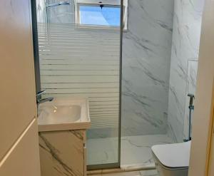 Koupelna v ubytování Beit Ahlan Suites 8