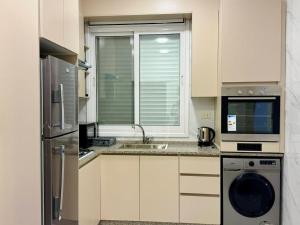Kuchyň nebo kuchyňský kout v ubytování Beit Ahlan Suites 8 + 7 fotografií