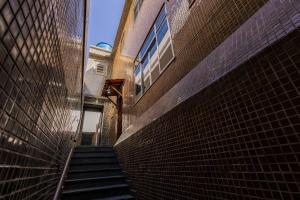 un escalier menant à un bâtiment en briques dans l'établissement Apto Comfort Central (Perto de tudo), à São Lourenço