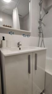 a white bathroom with a sink and a shower at Apartamento Sabimar Playa in San Luis de Sabinillas