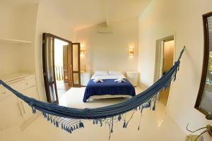 a bedroom with a hammock bed in a room at Casa Janaina Ilhabela in Ilhabela