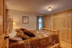 Postel nebo postele na pokoji v ubytování Secluded 2br Cabin W Hot Tub, Pond, Trails, Wifi