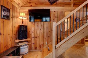 TV a/nebo společenská místnost v ubytování Secluded 2br Cabin W Hot Tub, Pond, Trails, Wifi