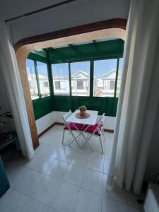 einen Tisch und einen Stuhl in einem Zimmer mit Fenster in der Unterkunft Casa Maresía in Playa Honda