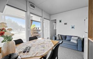 Istumisnurk majutusasutuses Awesome Home In Pirovac With Swimming Pool