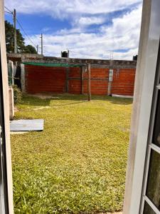 Blick auf einen Hof aus einem Fenster in der Unterkunft Casa de dos dormitorios en villa adela a 10 minutos del centro para 7 personas se aceptan mascotas in Concordia + 11 Fotos