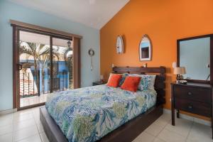 Postel nebo postele na pokoji v ubytování Coco - Laguna Azul Poolside Condo