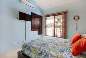 Postel nebo postele na pokoji v ubytování Coco - Laguna Azul Poolside Condo
