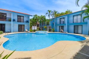 Bazén v ubytování Coco - Laguna Azul Poolside Condo nebo v jeho okolí
