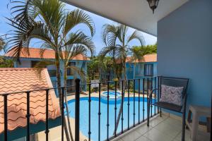 Bazén v ubytování Coco - Laguna Azul Poolside Condo nebo v jeho okolí