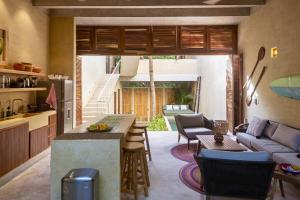 eine Küche und ein Wohnzimmer mit einer Couch und einem Tisch in der Unterkunft Casa Palmeras 2, Oasis House in Punta Zicatela in Brisas de Zicatela