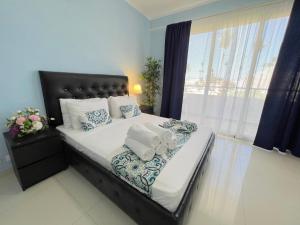 蓬塔卡纳DUCASSI DELUXE playa LOS CORALES - rooftop pool, restaurants and beach club的一间卧室，有一张大床，床上有毛巾