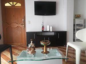 Μια τηλεόραση ή/και κέντρο ψυχαγωγίας στο Apartamento Familiar Fantástico!!! en Sabaneta