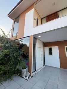 a view of a house with a courtyard at Linda casa confortável em Manaus in Manaus