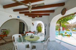 comedor con mesa, sillas y piscina en New Bamboo La Campiña Pool & Countryside, en Chiconcuac