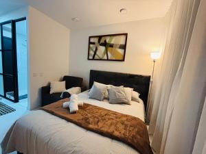 a bedroom with a bed with a stuffed animal on it at Park 93, Chico, El Virrey in Estación El Salto