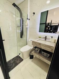 a bathroom with a toilet and a sink and a shower at Park 93, Chico, El Virrey in Estación El Salto +23 photos