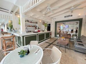 DUCASSI DELUXE playa LOS CORALES - rooftop pool, restaurants and beach club的休息区