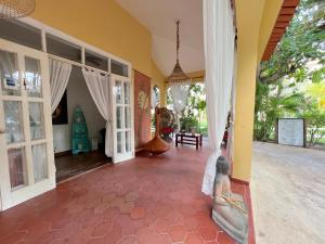 DUCASSI DELUXE playa LOS CORALES - rooftop pool, restaurants and beach club的阳台或露台
