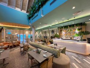 DUCASSI DELUXE playa LOS CORALES - rooftop pool, restaurants and beach club的休息区