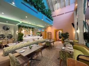 DUCASSI DELUXE playa LOS CORALES - rooftop pool, restaurants and beach club的休息区