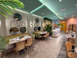 DUCASSI DELUXE playa LOS CORALES - rooftop pool, restaurants and beach club的休息区