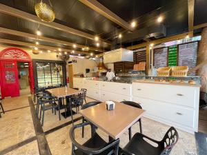 DUCASSI DELUXE playa LOS CORALES - rooftop pool, restaurants and beach club餐厅或其他用餐的地方