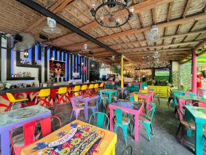 DUCASSI DELUXE playa LOS CORALES - rooftop pool, restaurants and beach club餐厅或其他用餐的地方