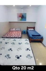 - 2 lits dans une chambre avec 2 lits dans l'établissement Casa Studio Mega - Garagem Priv - Esp Térreo - WiFi 300 Megas - Home Office a 200 mts Praia da Pompéia, à Santos 33 autres photos