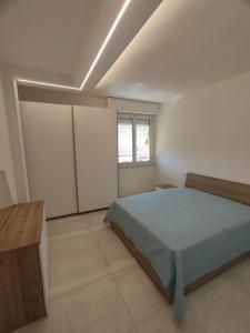 a bedroom with a bed and a table and a window at Appartamento Helena Duomo in Pisa