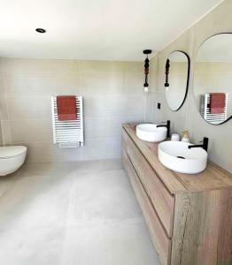 une salle de bain avec deux lavabos et un miroir dans l'établissement Peaceful Villa Between Sea And Pyrenees, à Perpignan 18 autres photos