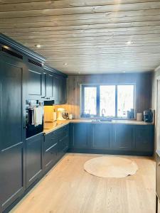 Dapur atau dapur kecil di Modern Cabin With Panoramic Views At Nesfjellet