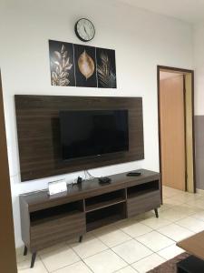 Μια τηλεόραση ή/και κέντρο ψυχαγωγίας στο Casa Aconchego