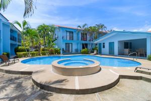 Bazén v ubytování Coco - Laguna Azul Poolside Condo nebo v jeho okolí