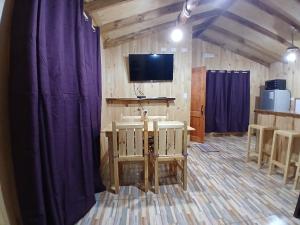 TV a/nebo společenská místnost v ubytování Cabañas Tía Marce, Los Lleuques