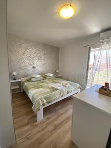 Postel nebo postele na pokoji v ubytování Apartments and rooms by the sea Palit, Rab - 5010
