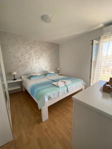 Postel nebo postele na pokoji v ubytování Apartments and rooms by the sea Palit, Rab - 5010
