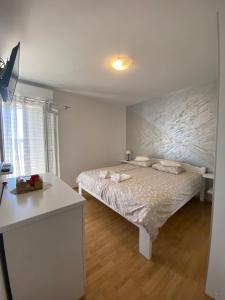 Postel nebo postele na pokoji v ubytování Apartments and rooms by the sea Palit, Rab - 5010