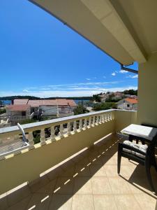 Balkón nebo terasa v ubytování Apartments and rooms by the sea Palit, Rab - 5010