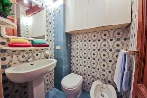 A bathroom at Ponte Vecchio Tower