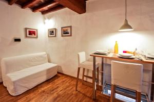 A seating area at Ponte Vecchio Tower