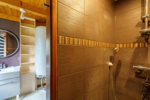 un baño con ducha y lavabo en Avel Mor - Proche de Quimper, en Pluguffan 6 fotos más