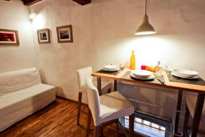 A seating area at Ponte Vecchio Tower