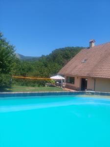a view of a house and a swimming pool at Puente Canto de Gredos in Arenas de San Pedro