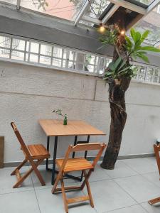 Hostel mundo餐厅或其他用餐的地方