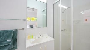 un bagno bianco con lavandino e doccia di Avalon 3 a Yamba